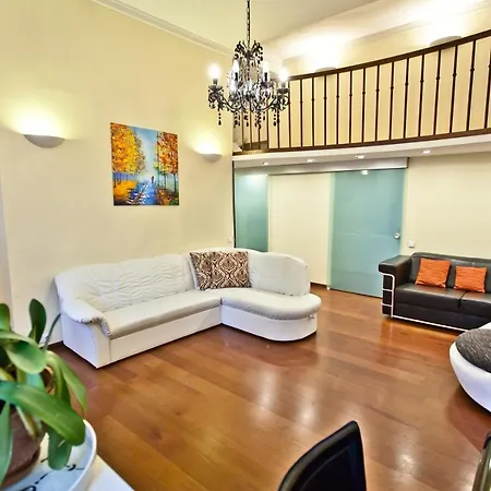 Didzioji Street Mezzanine Aparment شقة